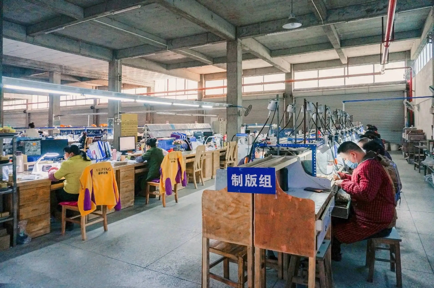 Dark Brown Water Wigs for Women Wavy Middle Part Synthetic Medium Shoulder Length Wig Soft Natural Looking Hair Wig